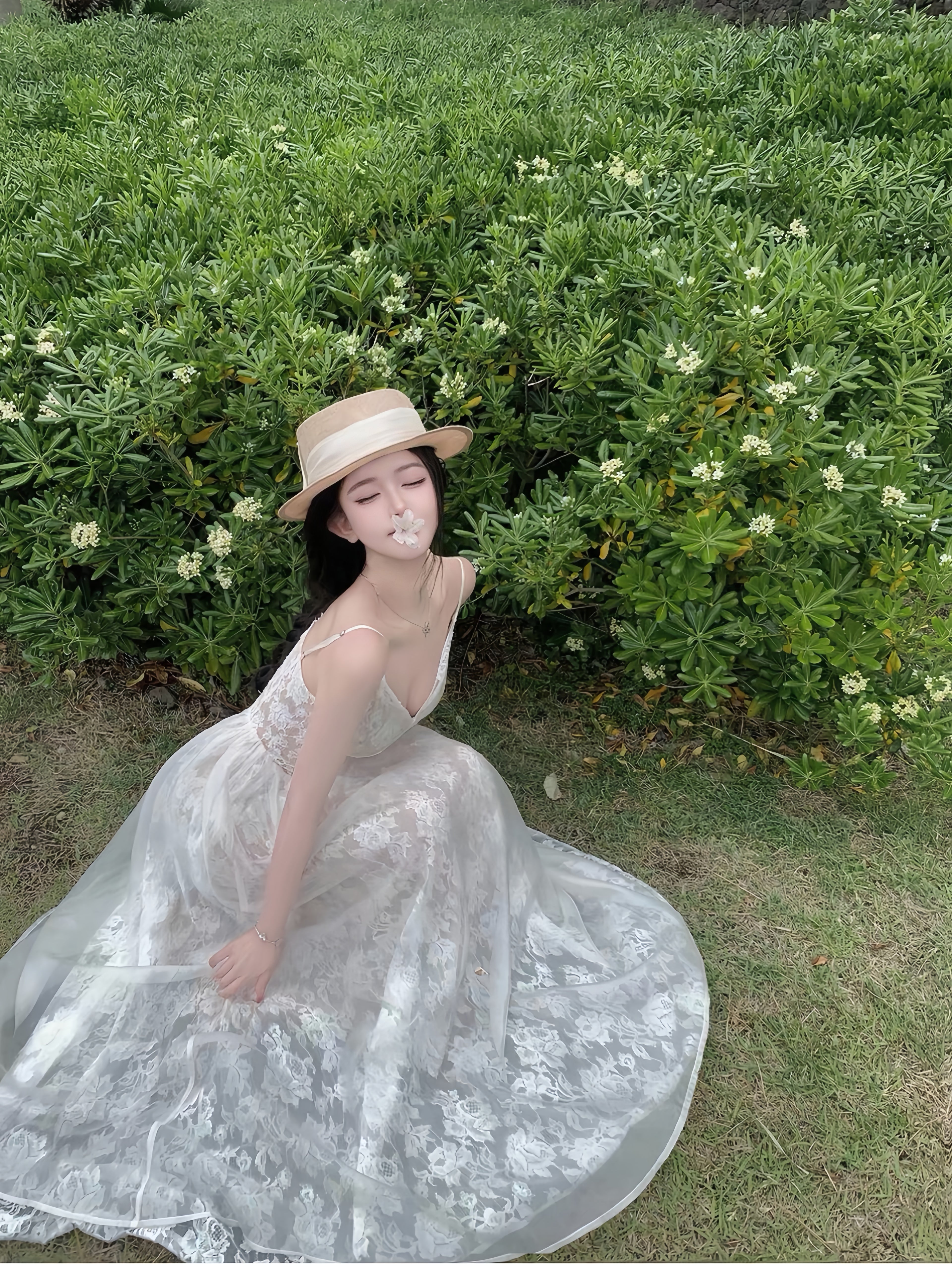 浮雕蕾丝'玫瑰蕾丝显瘦A字吊带长裙