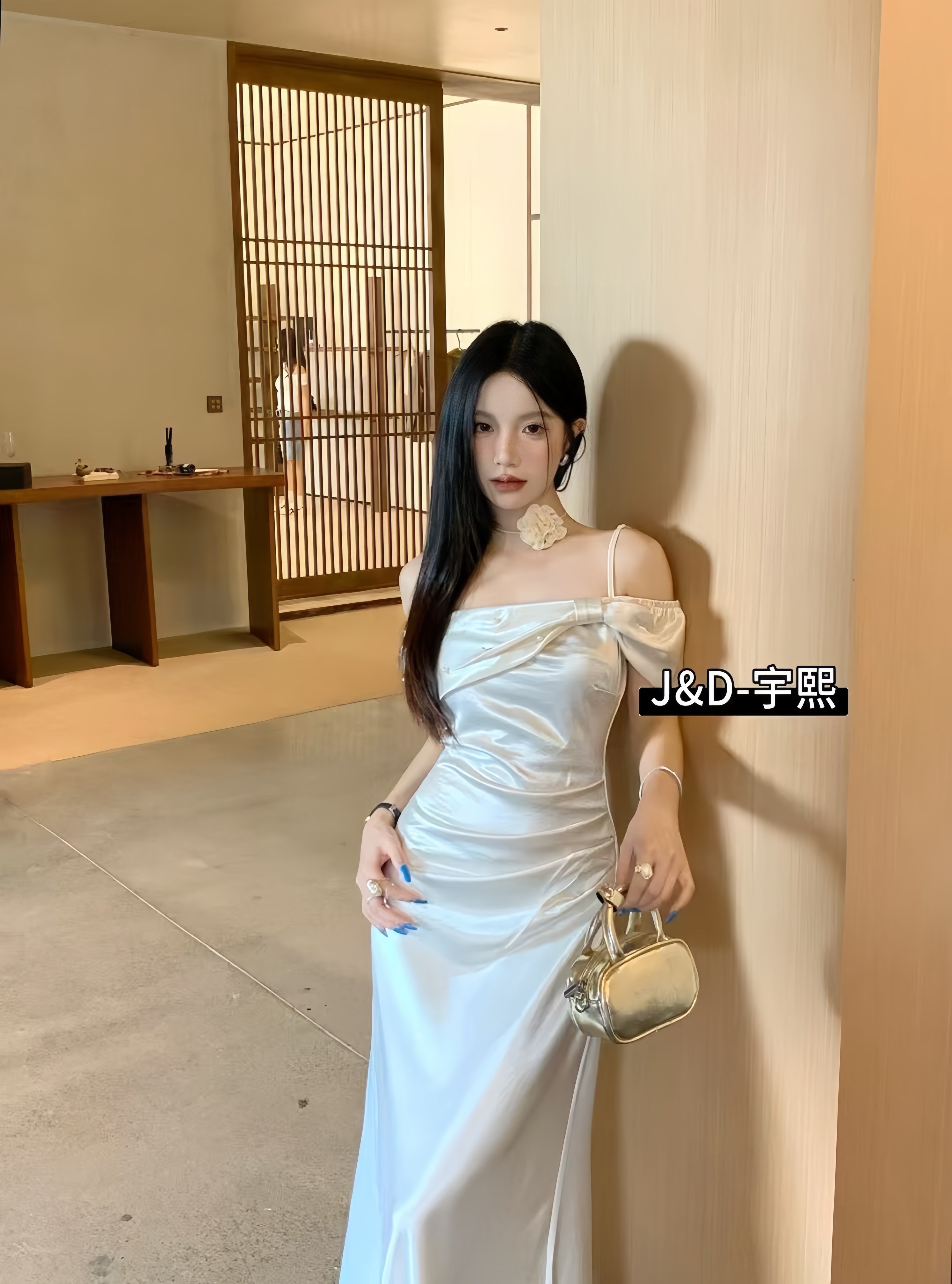 法式缎面珍珠吊带长裙